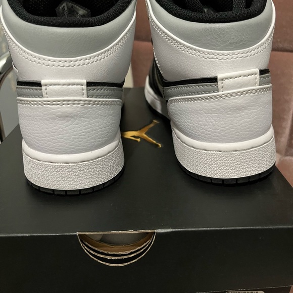 White shadow mid